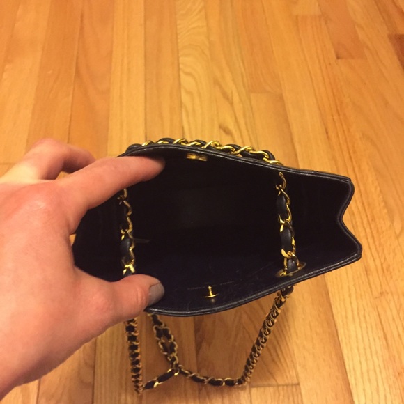 Gorgeous navy blue Chanel leather bag - Picture 2 of 8